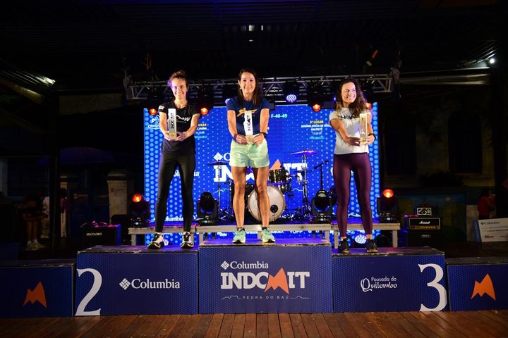Pódio feminino da Indomit Pedra do Baú com treinadora da Floow