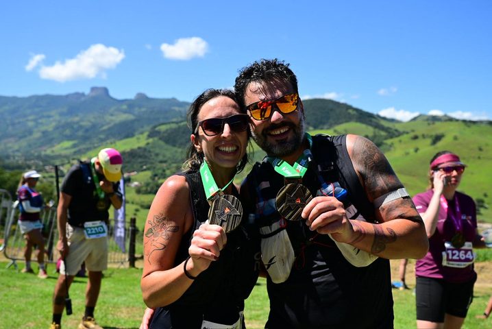 Alunos da Floow com medalhas na Indomit com a Pedra do Baú ao fundo