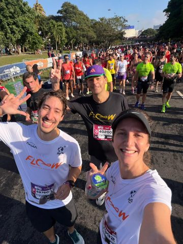 Alunos da Floow comemorando na chegada da Maratona do Rio