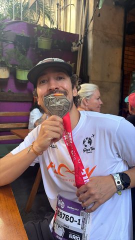 Aluno da Floow com a medalha dos 21K da Maratona do Rio