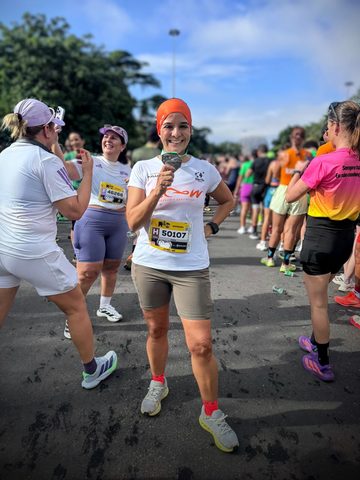 Aluna da Floow exibindo medalha em prova de corrida de rua no Rio