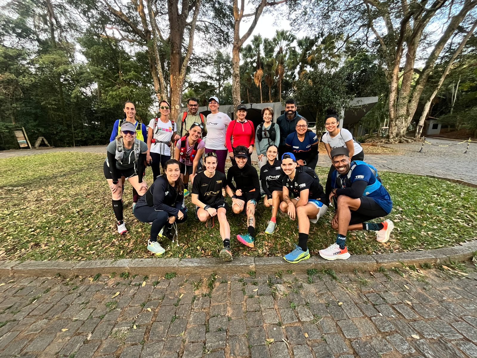 Equipe de corrida Floow reunida antes do treino matinal