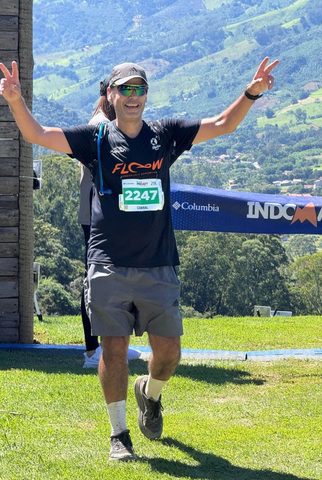 Aluno da Floow cruzando a chegada dos 21K da Indomit Pedra do Baú