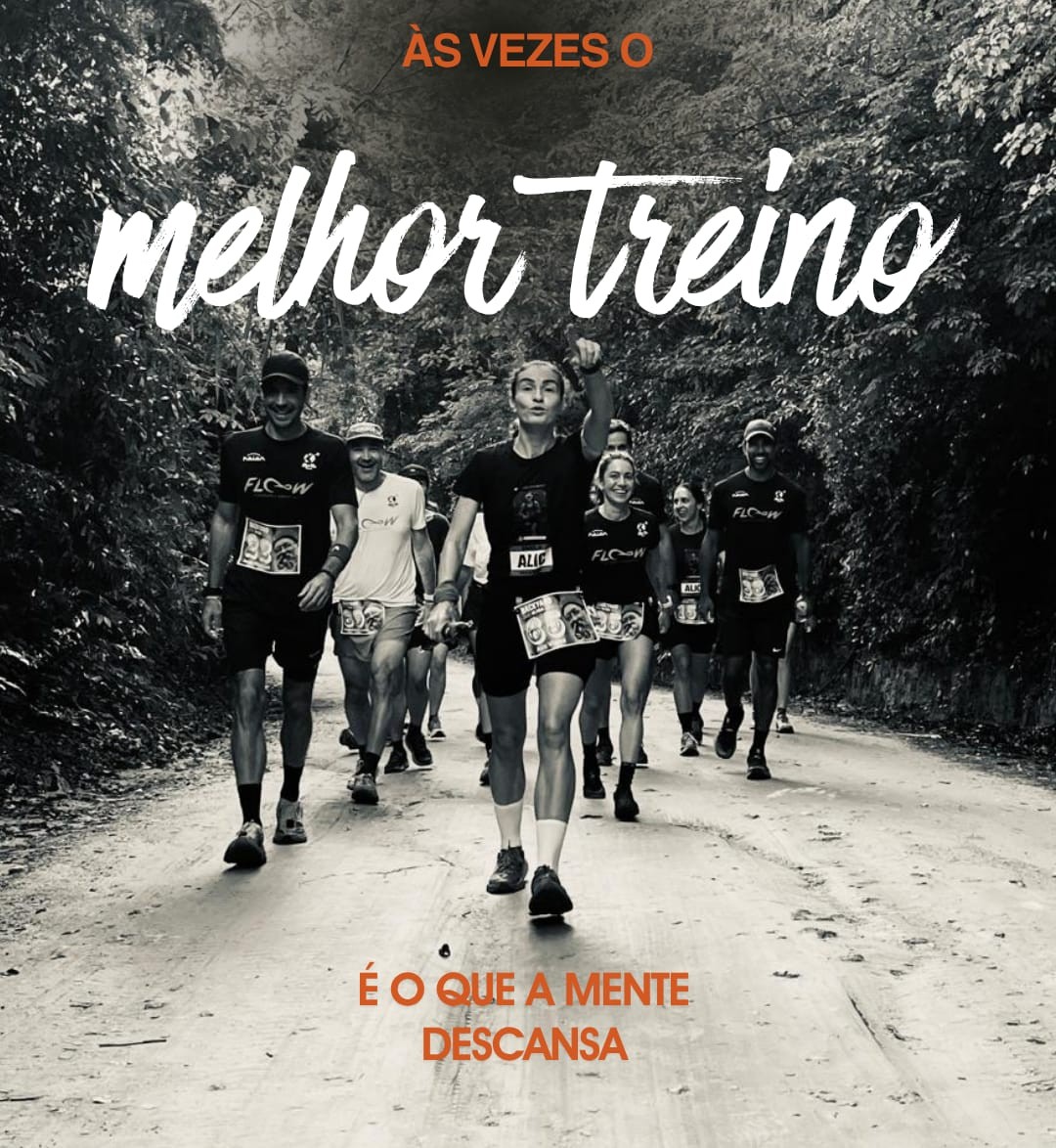 Grupo de corredores da Floow correndo em estrada de terra em meio à mata